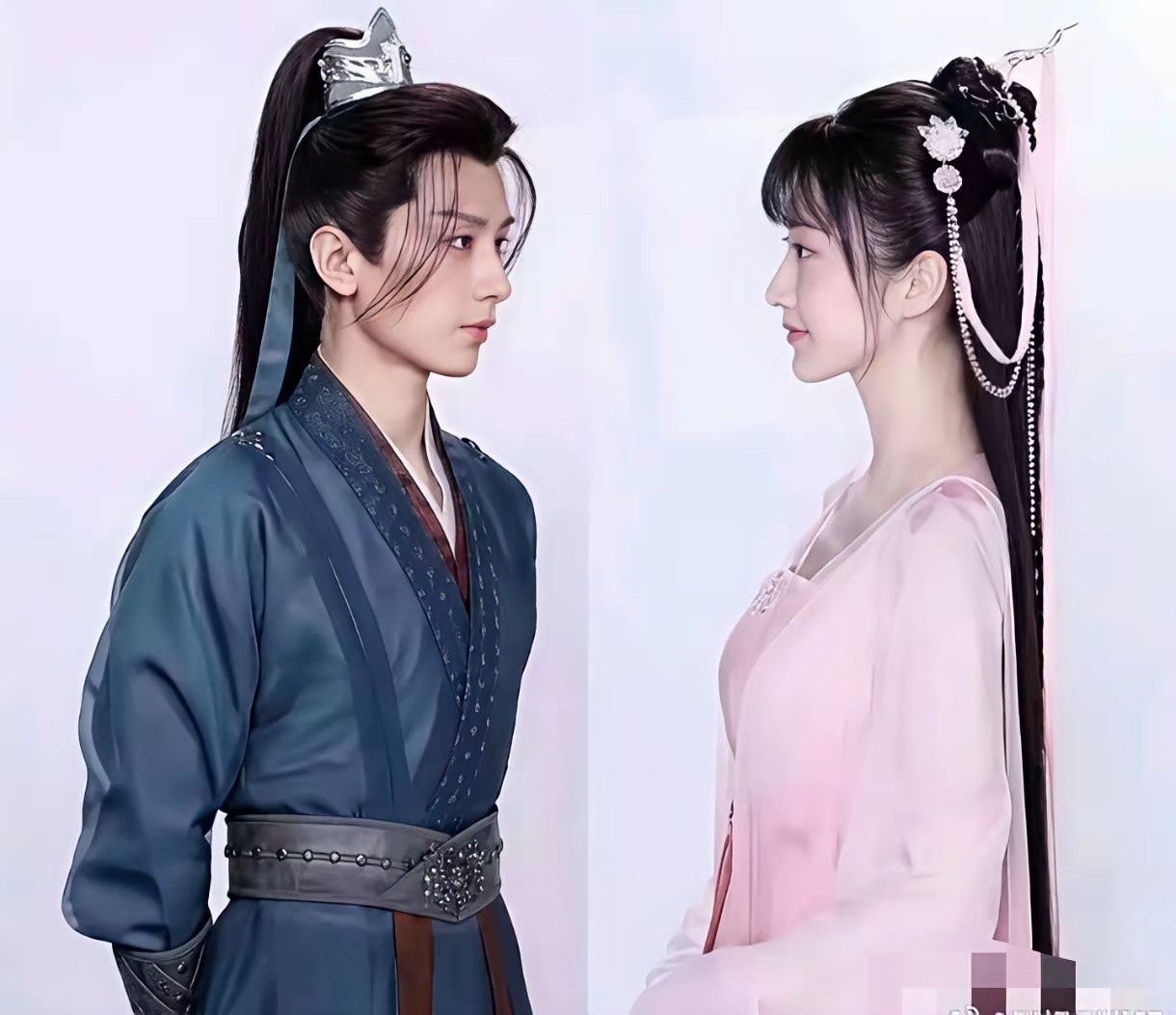当年《沉香如屑》原定的女主是景甜，她和成毅的定妆照都拍好了，最后却是杨紫来救场，