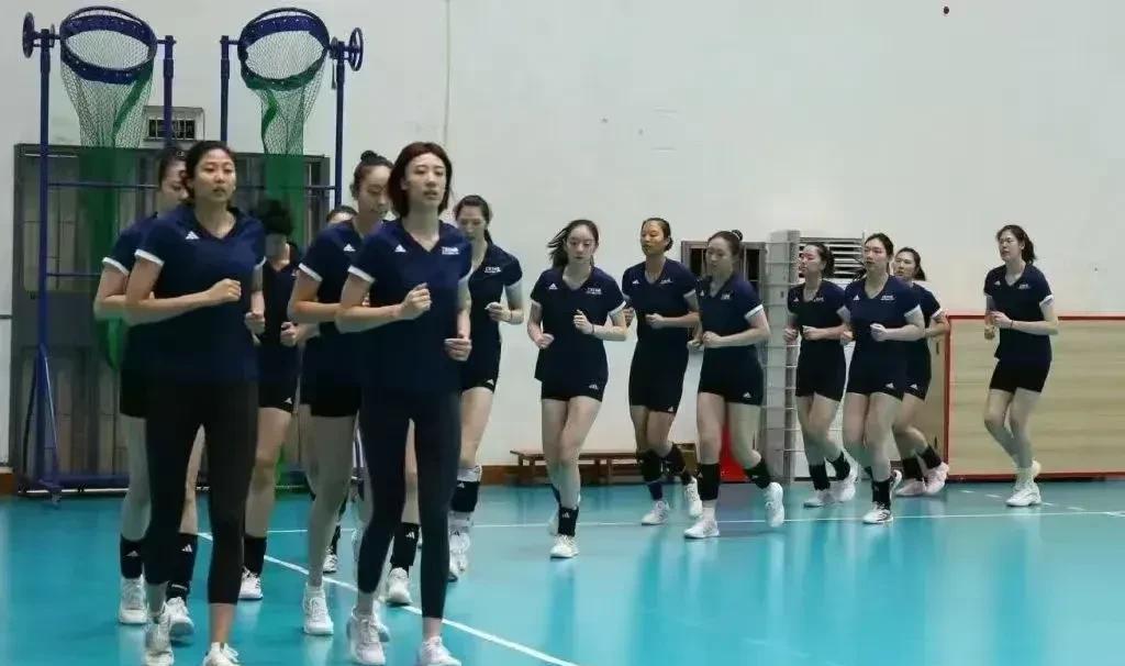 李盈莹参加漳州集训说明王媛媛已处于淘汰边缘。中国女排集训备战世锦赛，手术后积极康