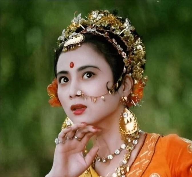 1997年，李玲玉嫁给犹太富豪杰瑞，新婚夜，李玲玉开玩笑地说：“你就不怕我嫁给你