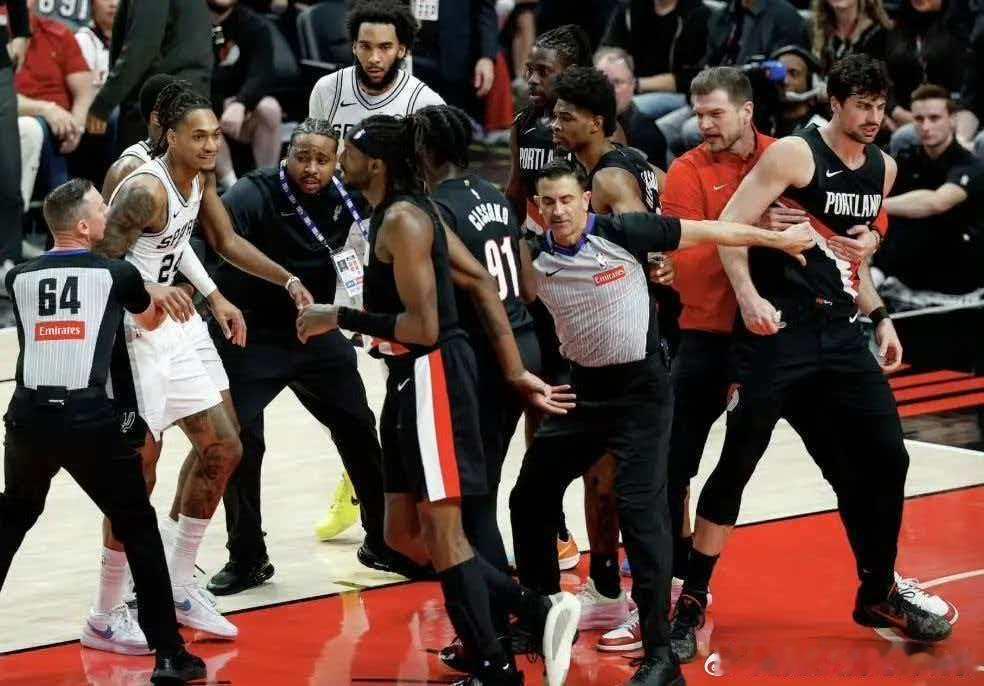 阿夫迪亚谈与卡斯尔冲突在开拓者主场93-114不敌马刺的季后赛G4赛后，阿夫迪亚