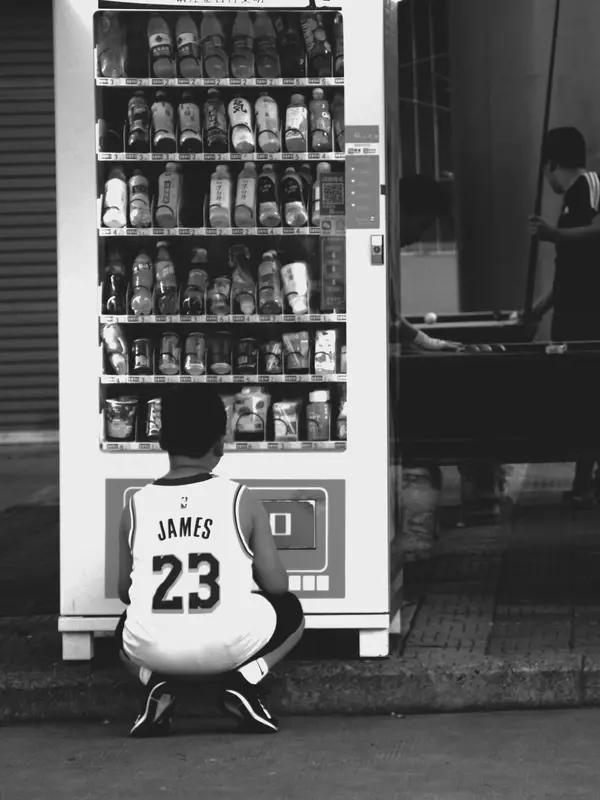 詹姆斯退役了，我还会看NBA吗？这还挺难抉择的。对我来说，詹姆斯就是我的青春。我