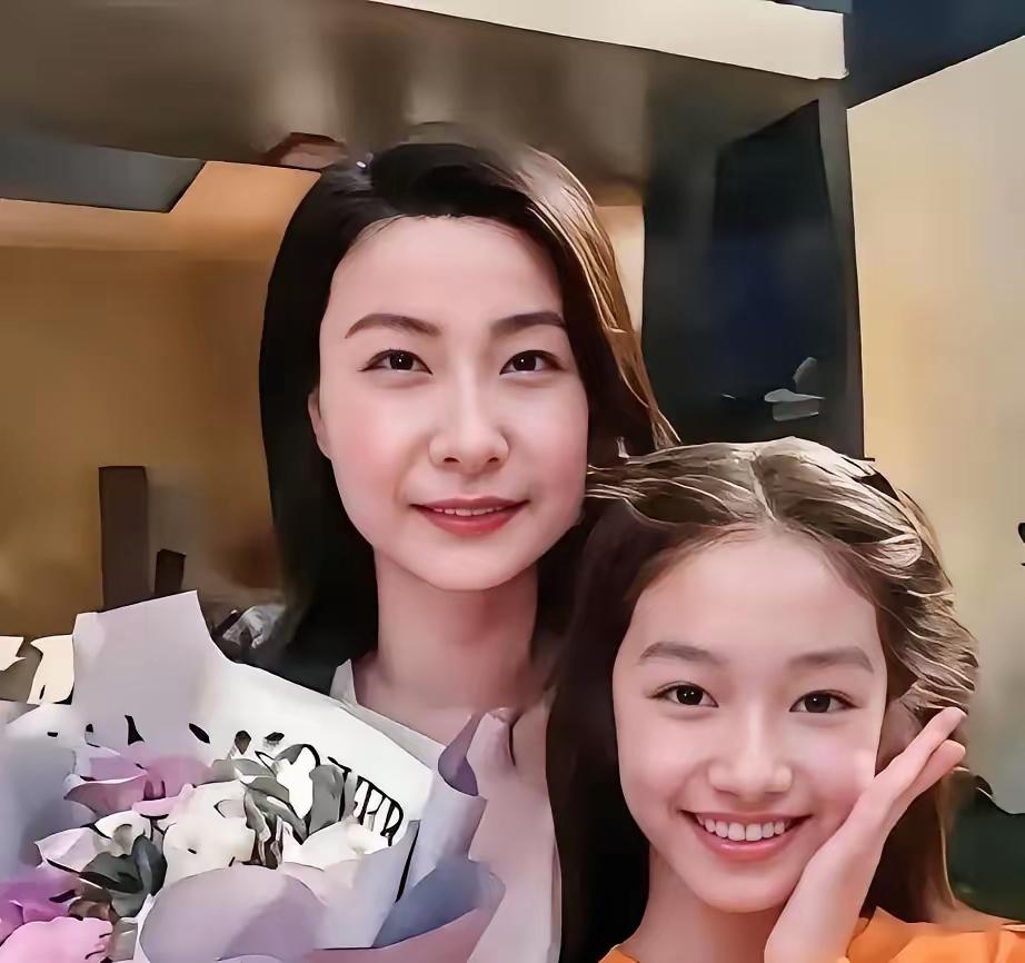 郭晶晶12岁的女儿霍中妍最近彻底火出圈了！正脸照一曝光，直接惊艳全网。标