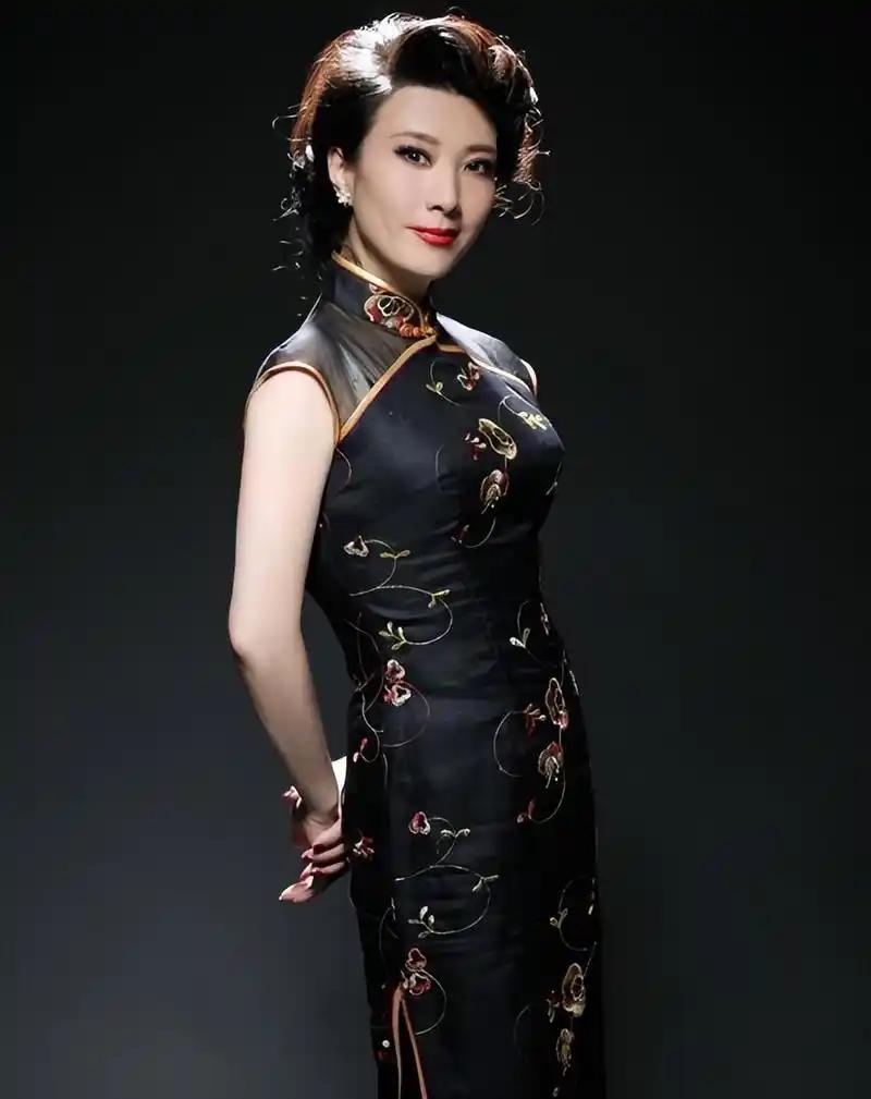 女演员王静的身材一直特别好，胸大腰细，曲线特别漂亮。年轻的时候感觉没许晴那