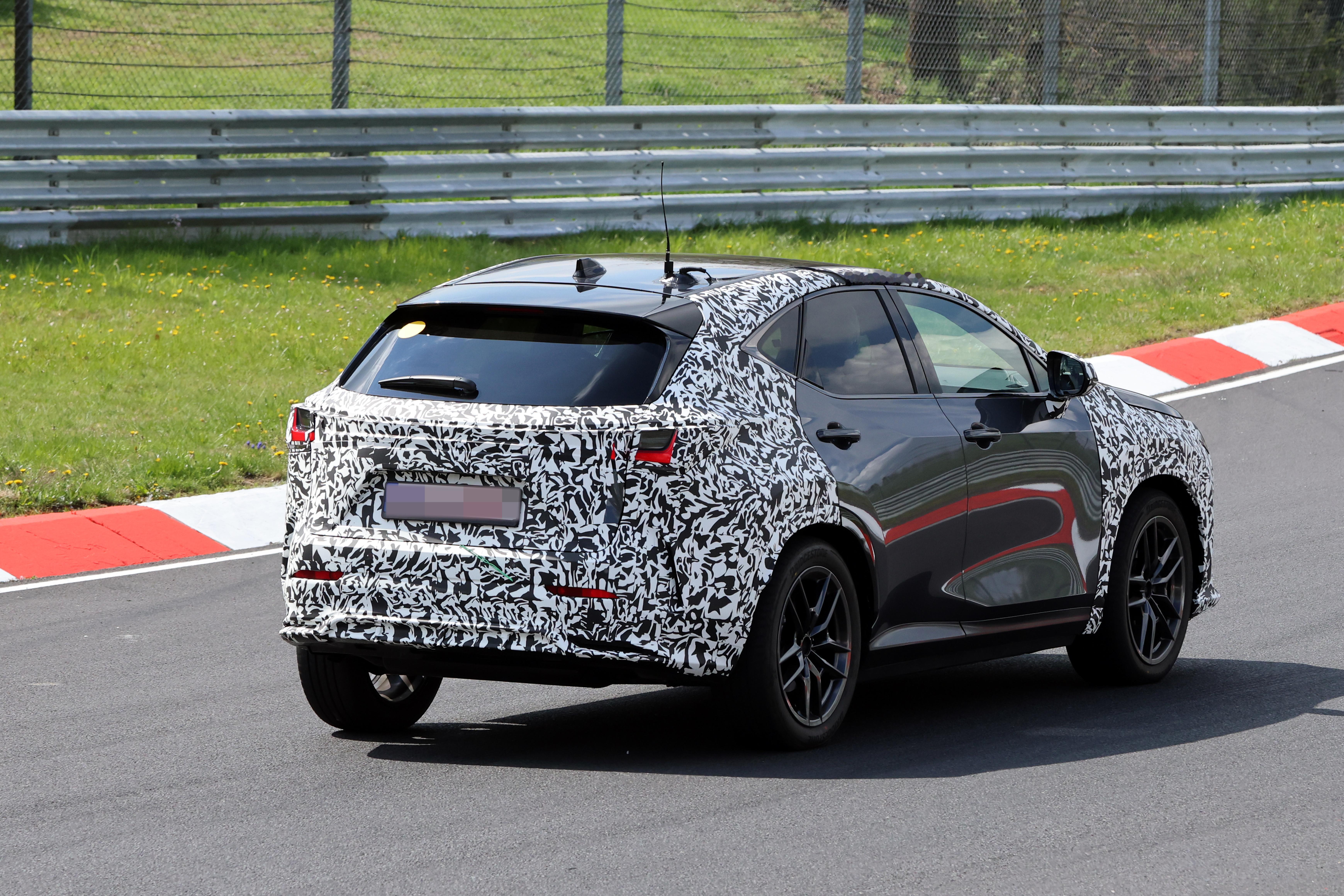 中期改款的雷克萨斯RX也在纽伯格林北环跑圈。