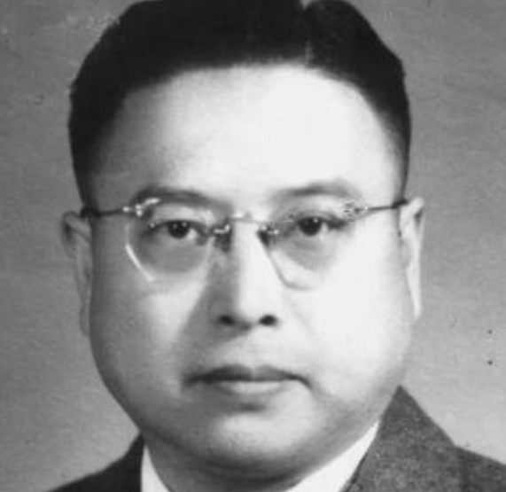 1949年，黄竞武被捕，敌人见他不屈服，就把他活埋。当泥土将他全部埋没时，敌人正