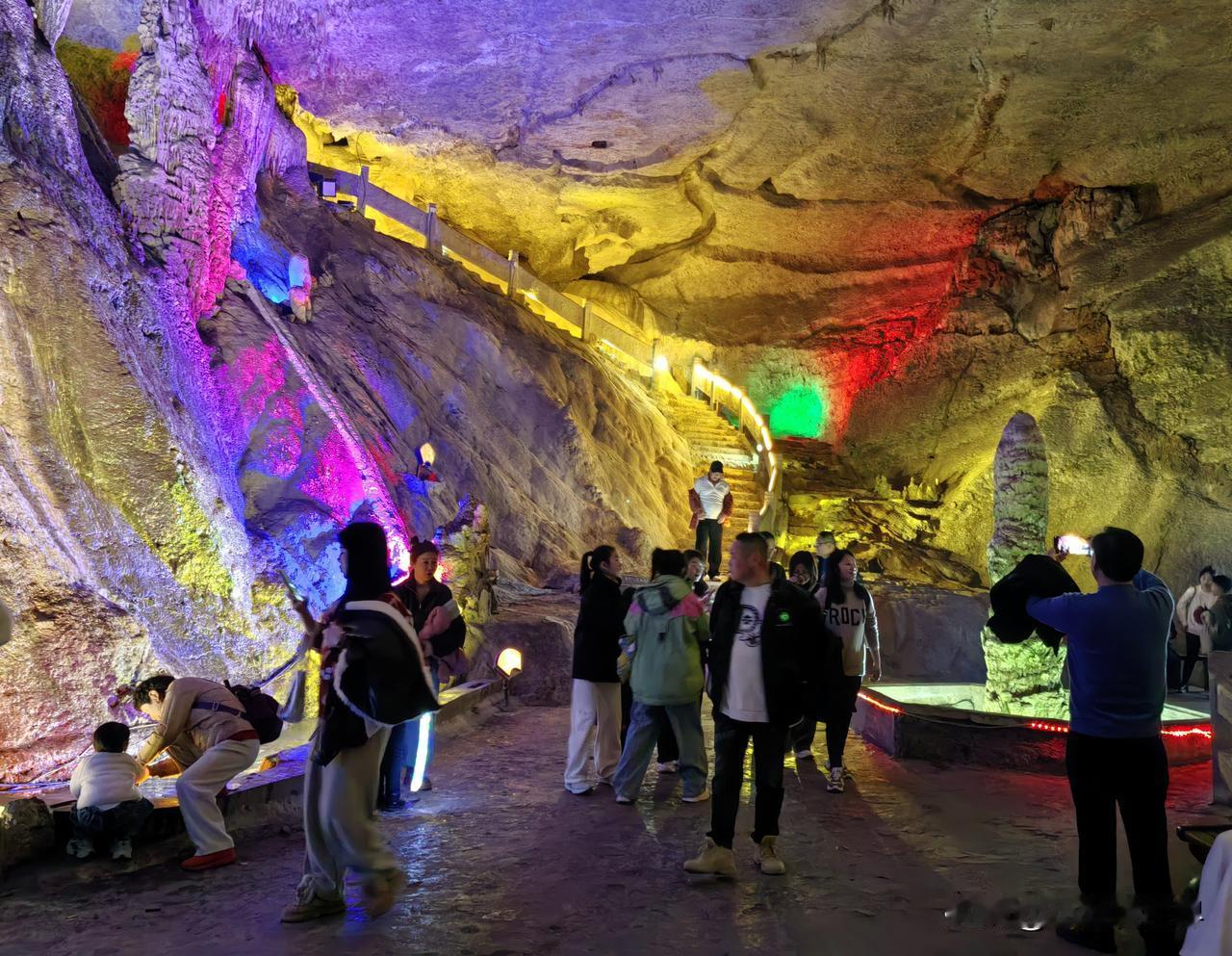 游太极洞时，旱洞非常平坦，走走看看非常轻松。水洞呢，虽然图二黄色标识的地方可