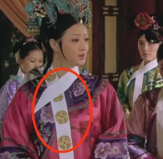 看清宫剧时，很多人都会好奇：为什么妃子们脖子上都要围一条白布条？有人说这是为了保