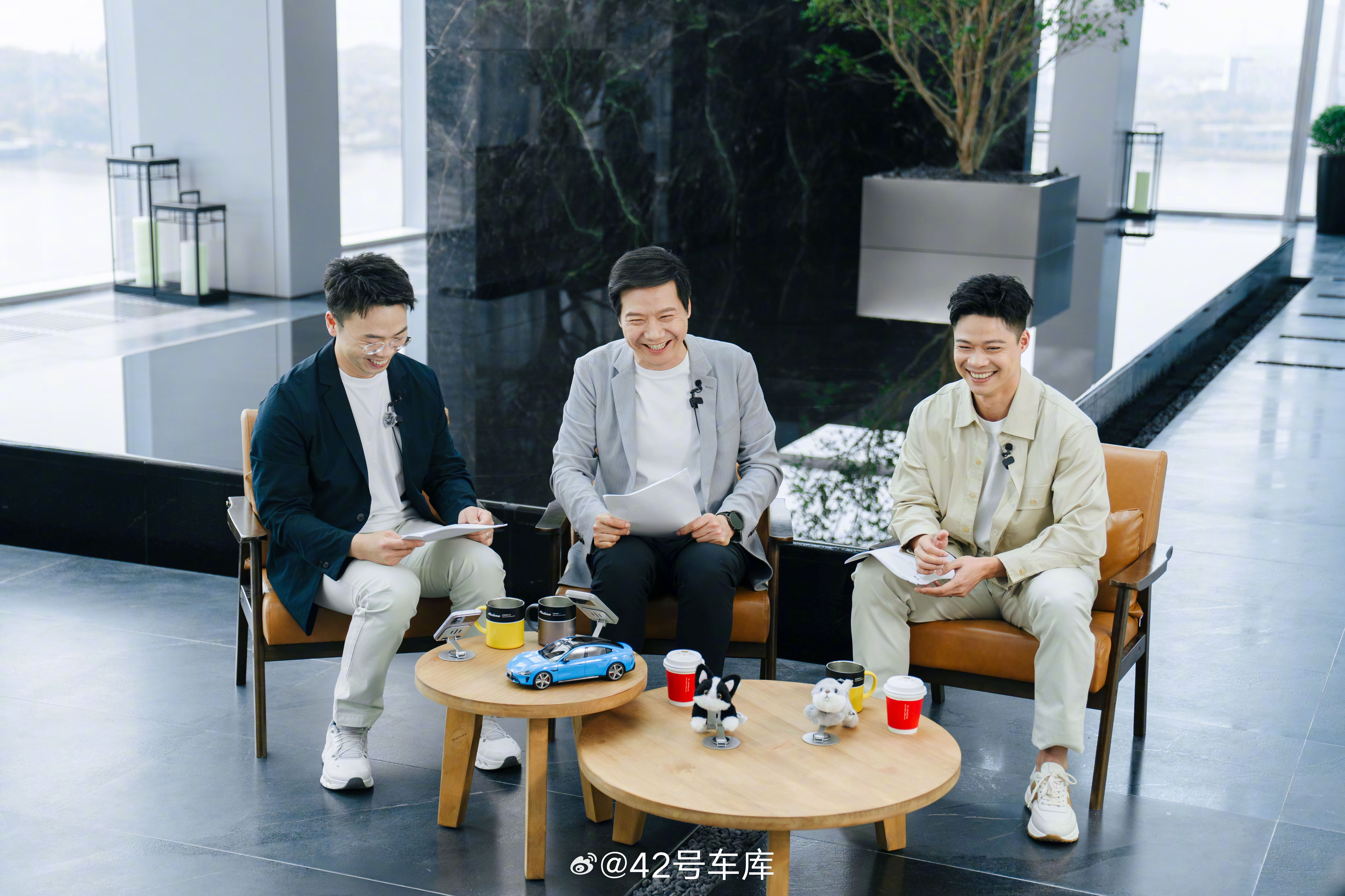 雷军回应给苏炳添当司机新一代SU7今早进行了交付首批，雷总直播中透露了这些