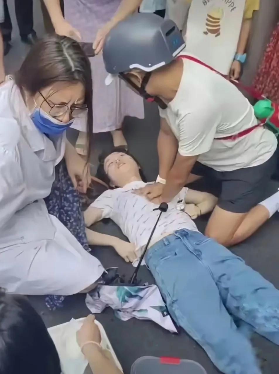 今天刷到一个视频，说一个女生昏厥没有意识了，一位衡阳男生跪地为女生做心肺复苏给按