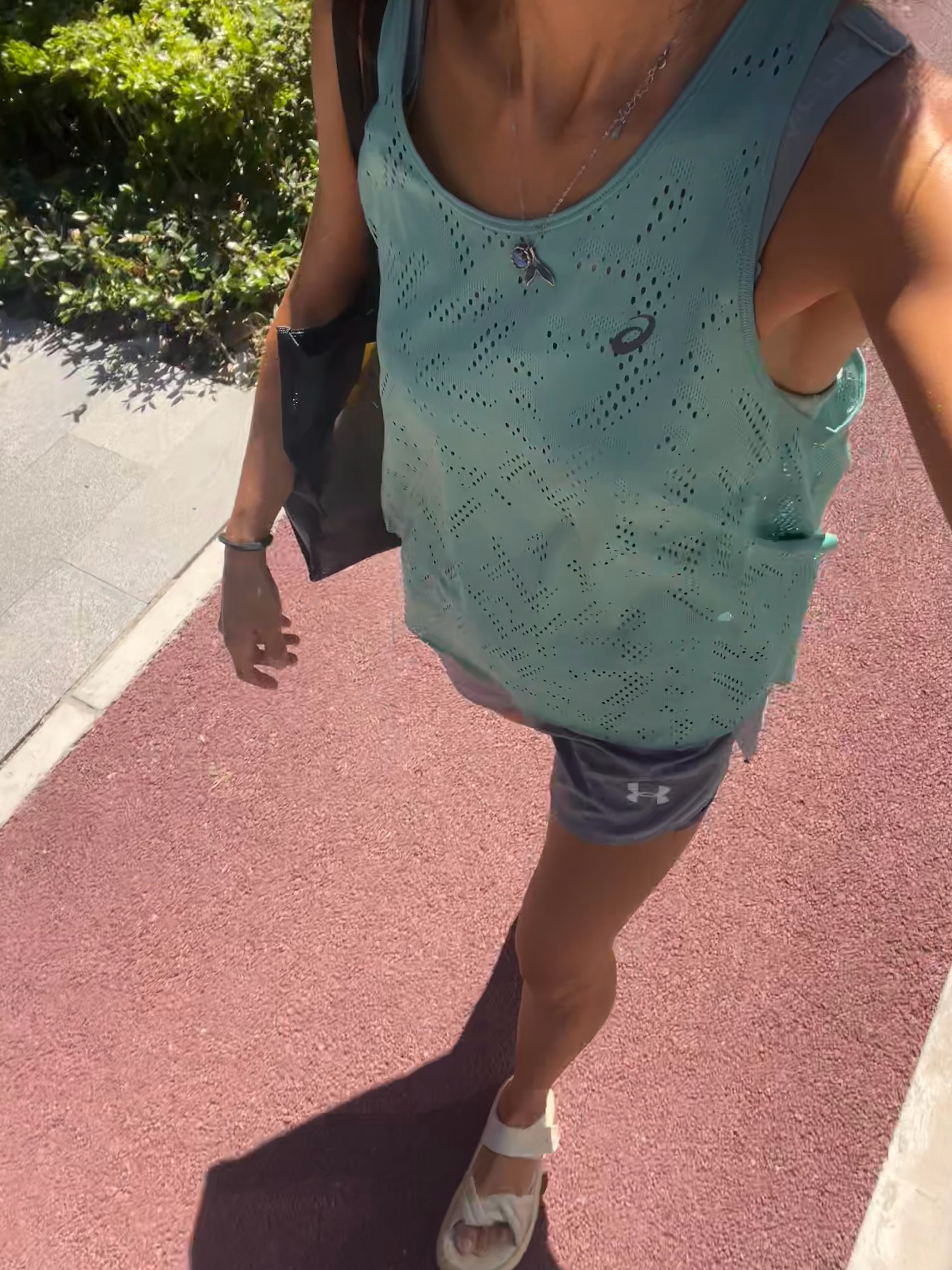 不仅跑步还游泳了不仅游泳还游了三场最后一场顶着清场时间全泳池就四个人跑步[超