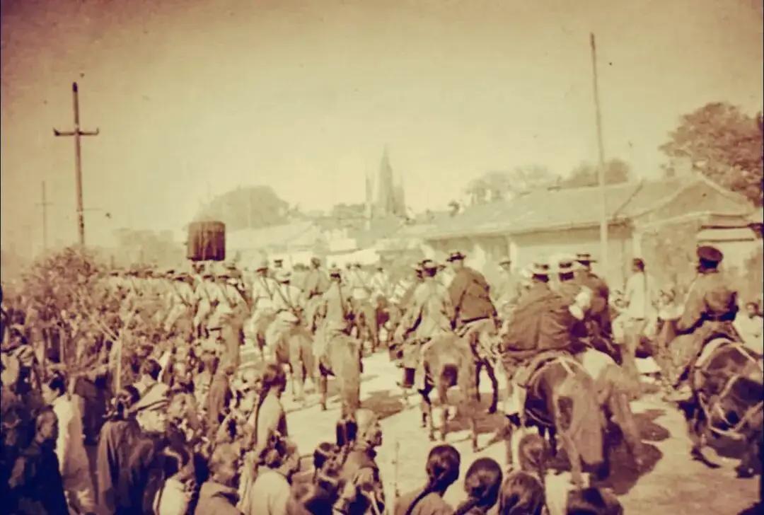 1902年1月8日，慈禧太后和光绪皇帝从西安回到北京，当初逃出北京时狼狈寒酸；回