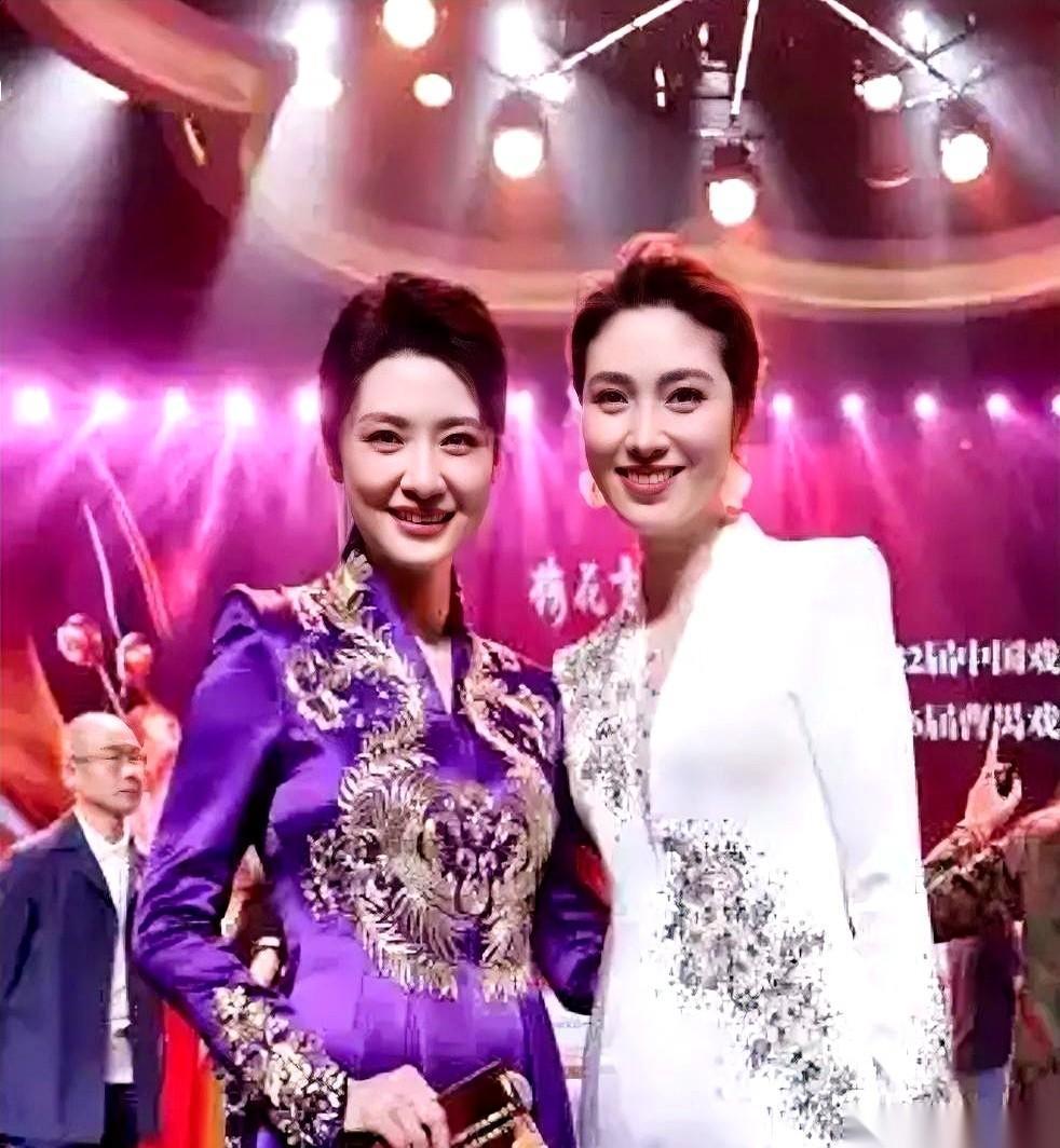 一张周涛的合影，突然在网上刷开了。但所有人的焦点，都不是周涛，而是她旁边那个女