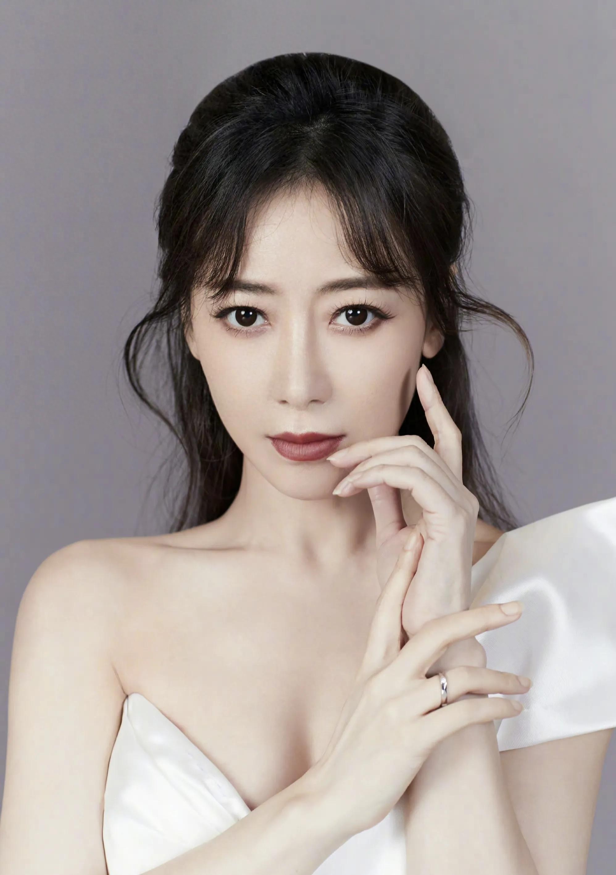 女星陈紫函时尚写真：风韵犹存、时尚优雅