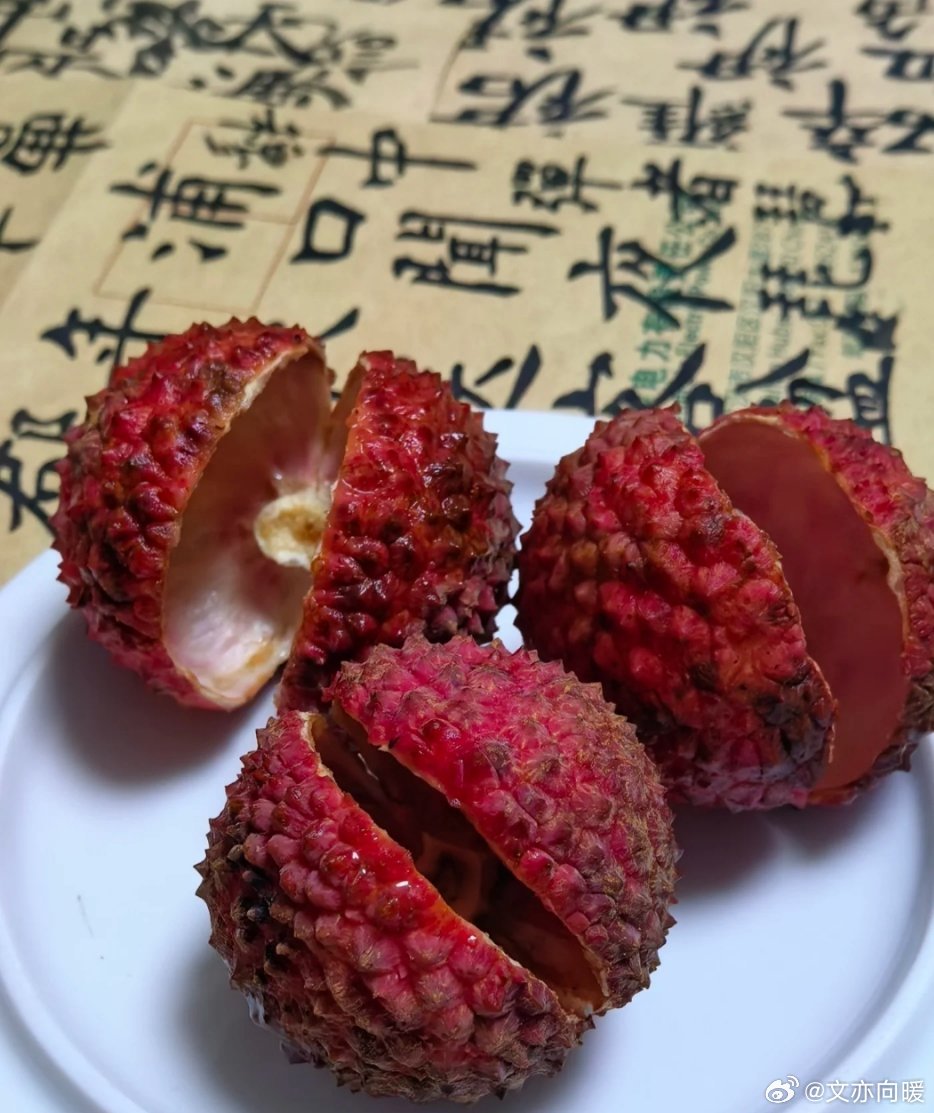 荔枝季来临，你还在为剥荔枝而烦恼吗？别再从果蒂处下手啦，那种方法不仅费力，还常常