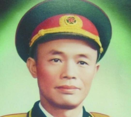 1979年，钟伟将军的弟弟偷牛被抓住，县领导怕得罪钟伟将军，就寄去信：您的弟弟被