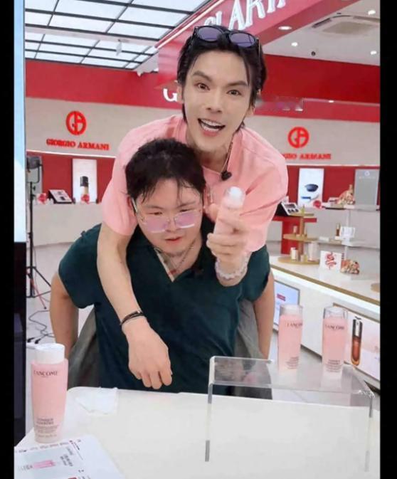 6月23日，向佐带着弟弟一起直播了。弟弟看上去还不适直播的气氛，十分紧绷的站在