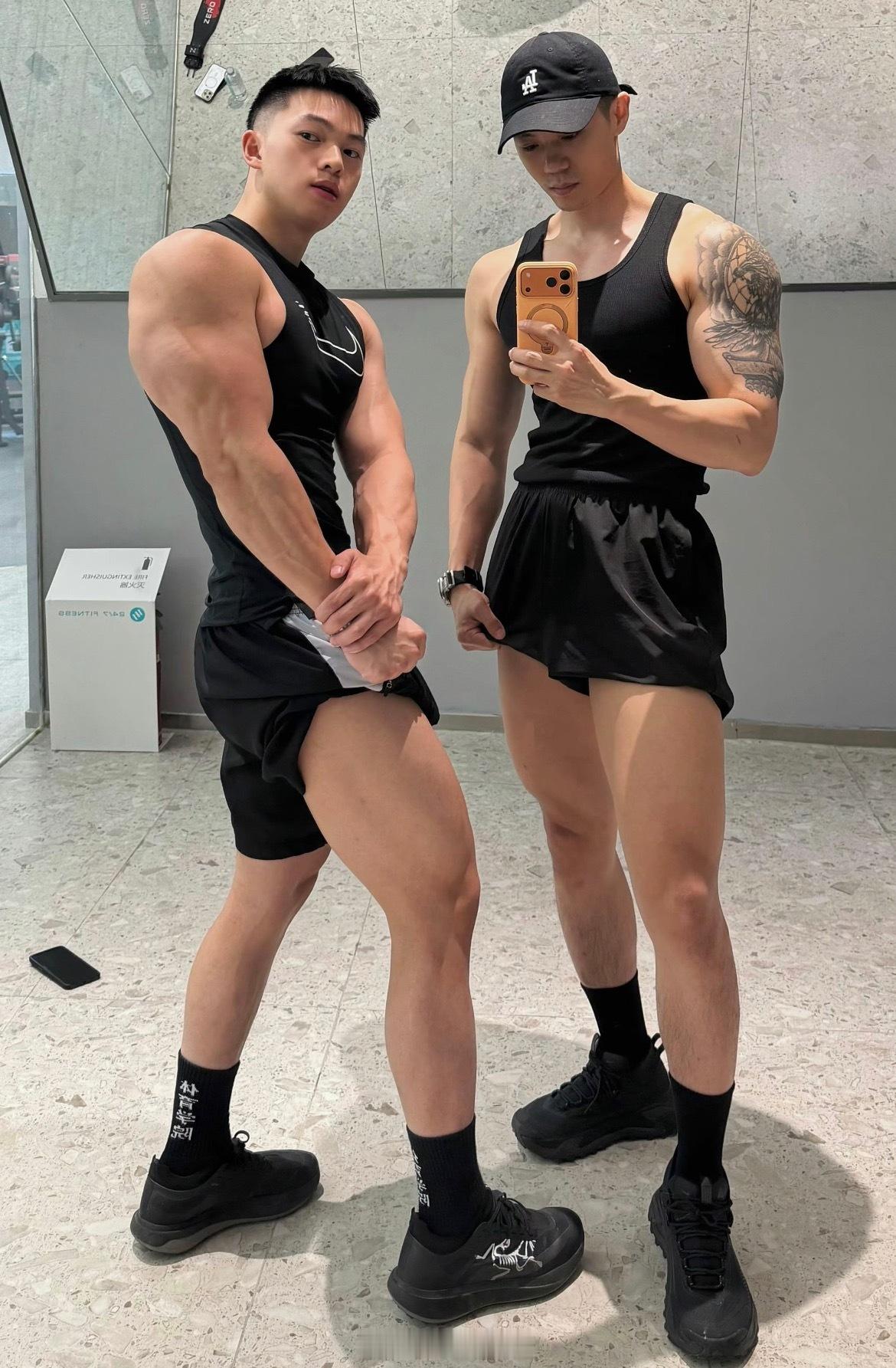 型男帅哥窝健身搭档，胸肌饱满，巧克力腹肌超棒……[点赞]