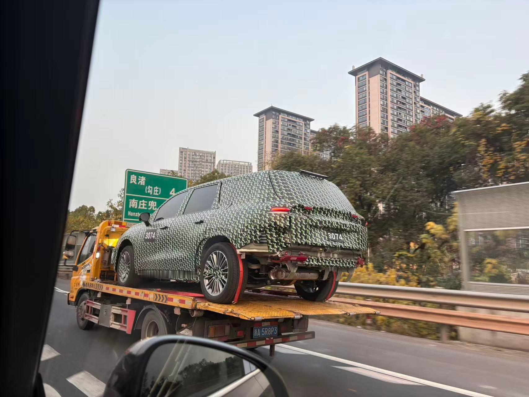 杭州高速上看的伪装车估计是零跑D19