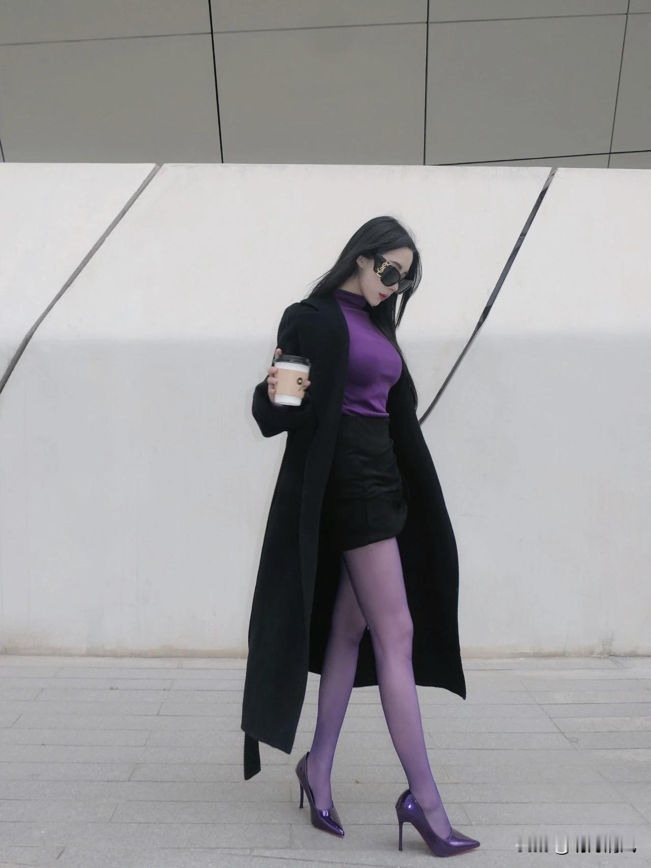 紫色高领衫配黑裙，简单两件搭一起就很有味道。外面套件黑色长大衣，气场马上有了