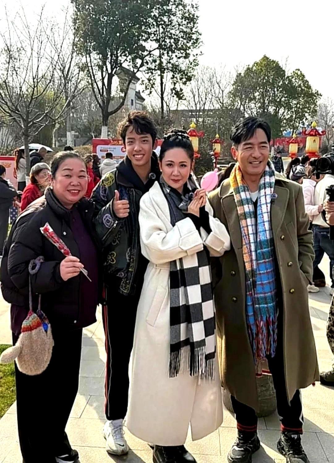 郭晓冬菜场被拍，黑瘦起皱像老农，把娇妻程莉莎衬得像两代人，15岁儿子更绝！