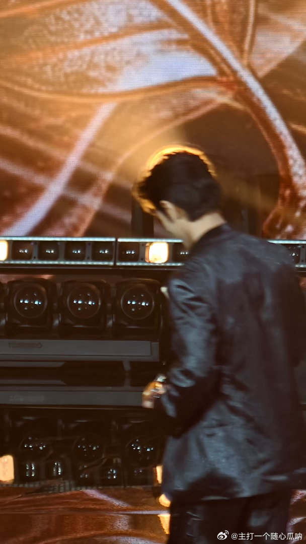 站姐们发的肖战，收图了！！视帝场，模糊中也很神很美！