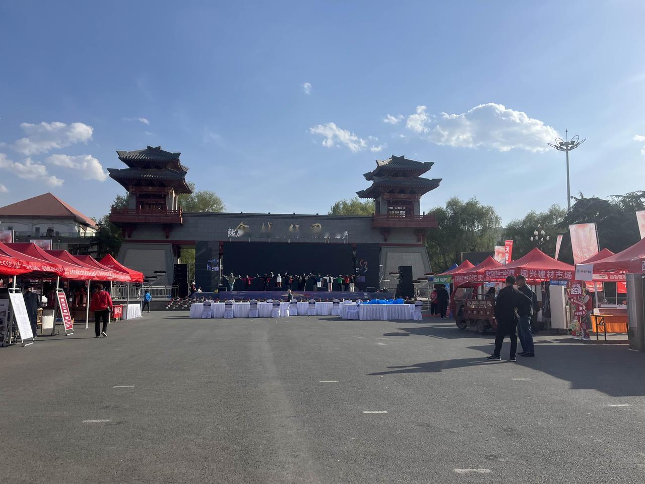 参加这种节目的大多是退休人员，他们有点事情做，也挺好。