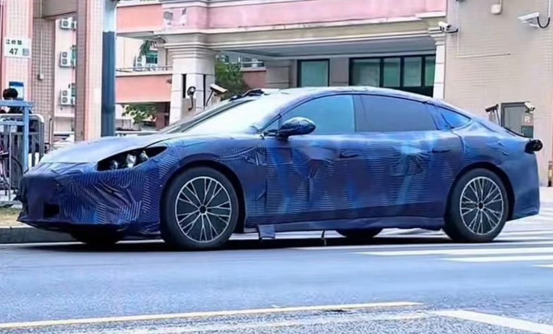 方程豹“镁9”伪装车曝光了，方程豹全新的轿车产品序列，外观走个性化路线，和概念车