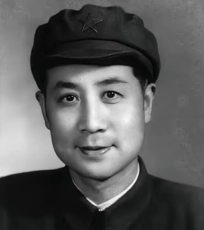 1946年，军统内部爆出惊天告密：高层藏着地下党卧底！素来多疑狠厉的戴笠见状勃然