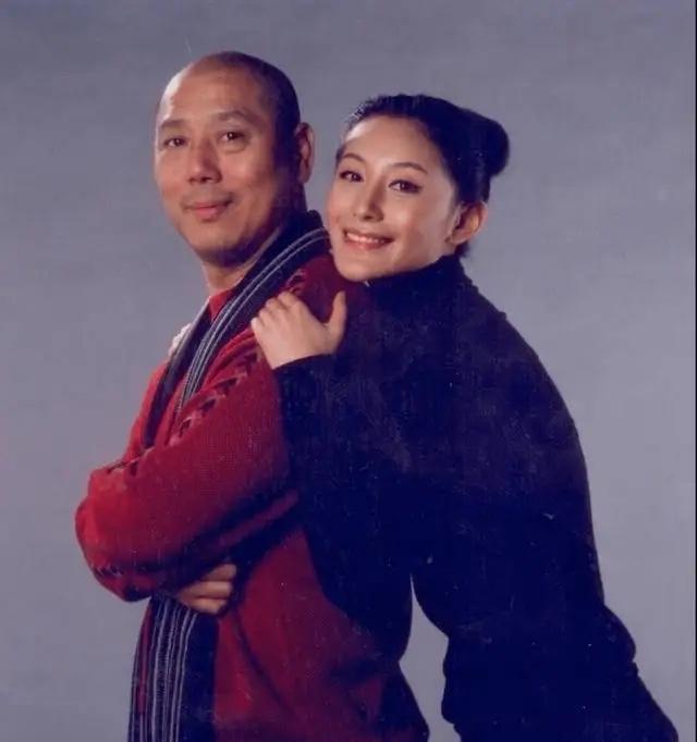 1992年，北京二环的别墅里，身价过亿的李成儒对着妻子李世荣说：“这日子没法过了