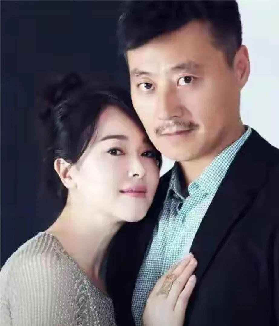 上戏同学聚会上，55岁任程伟身姿挺拔，妻子黄蕾却白发苍苍、穿着朴素，合影引发争议