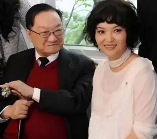 1976年，52岁金庸迎娶23岁林乐怡，宴请好友蔡澜，蔡澜却当场吓跑再不敢登门，
