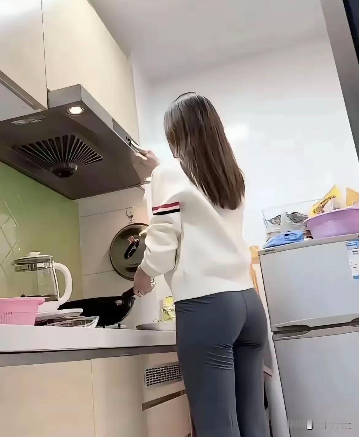 我靠在厨房门口，看着她在厨房忙碌的背影，心想知足了