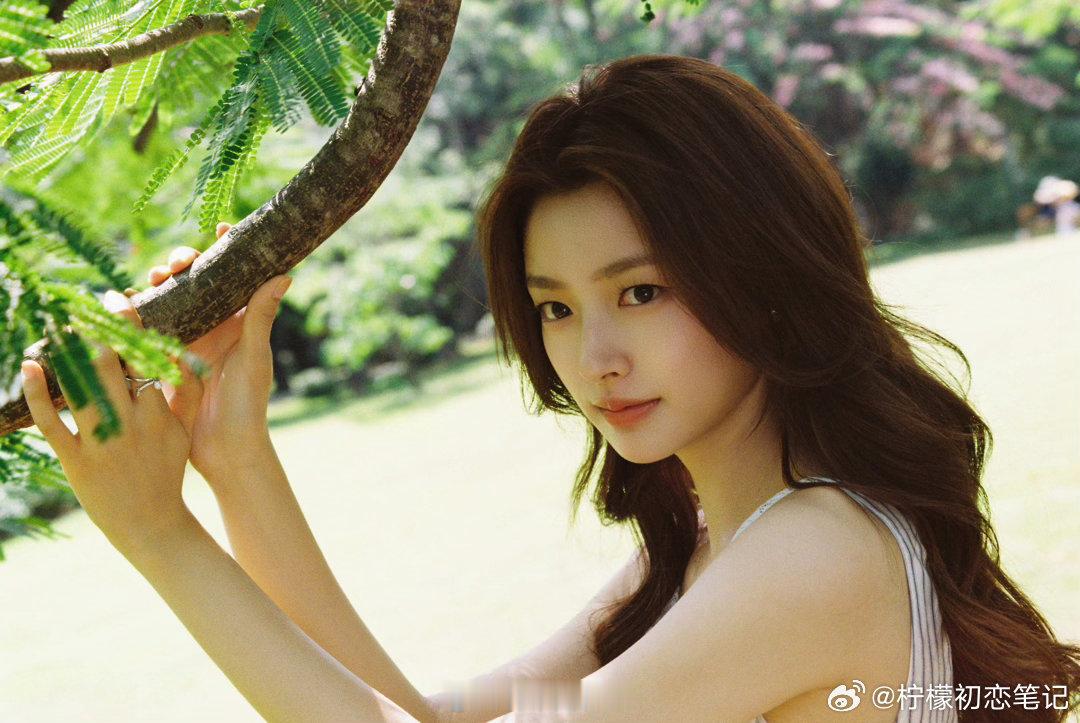 徐若晗任由这个夏天迈着大步向我走来徐若晗深V吊带裙夏天大步奔赴而来，穿搭简约却十