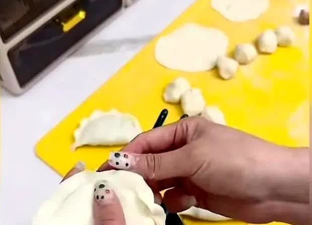 一女子说婆婆中风瘫痪，大姑姐和老公商量一个月给6千让儿媳妇辞职伺候婆婆。