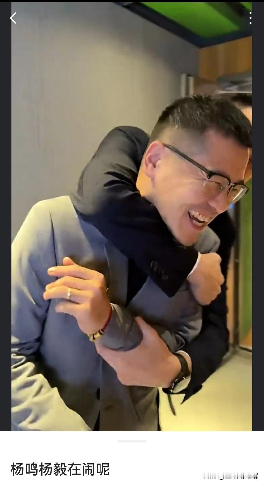 杨毅嘴是真损啊！杨鸣前脚刚刚离职，他就在腾讯的演播室一顿挖苦，更过分的是他还摆出