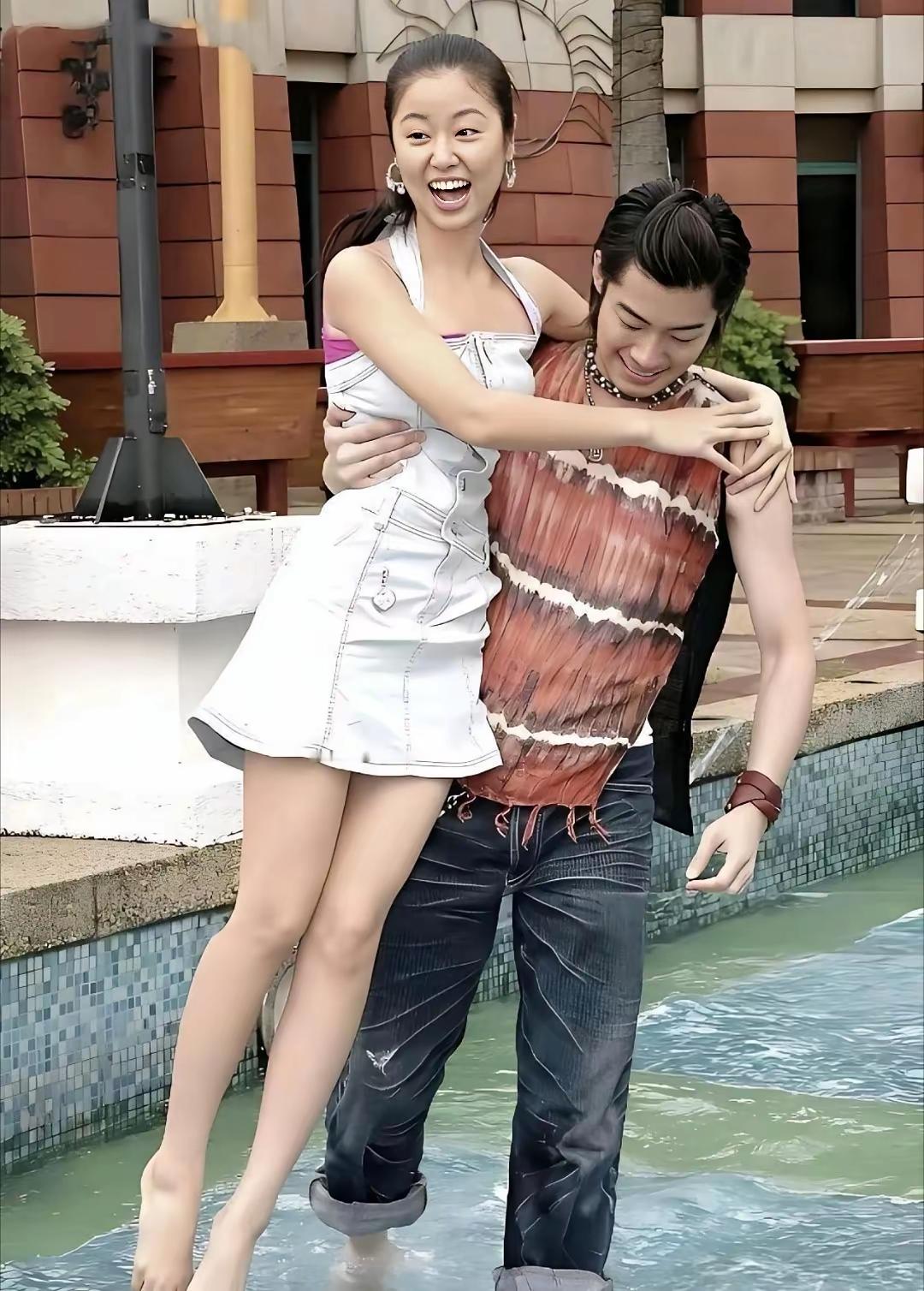 当年一把抱起林心如的人原来是他！霍建华穿旧牛仔裤随性接地气，林心如满眼包容不嫌