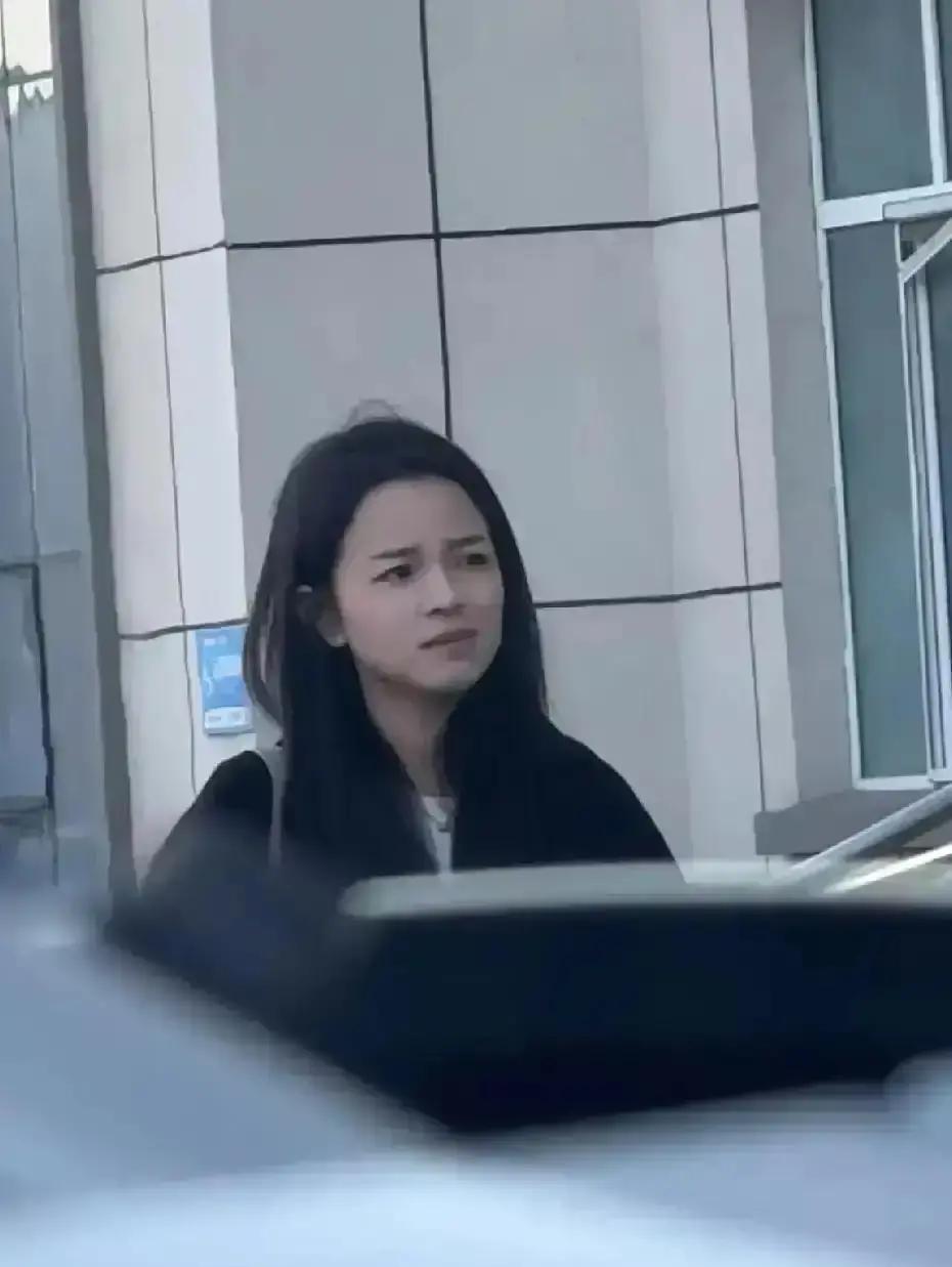 她卖了一年“恩爱夫妻”人设，但她的婚姻，其实在一年前就死了。287万粉丝看