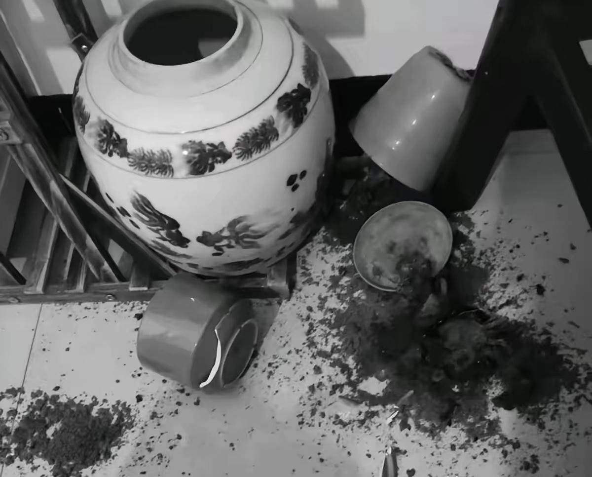 78岁老人出殡，侄子要3万才肯摔老盆，老人的大女儿没有惯着，一个举动让侄子傻眼了