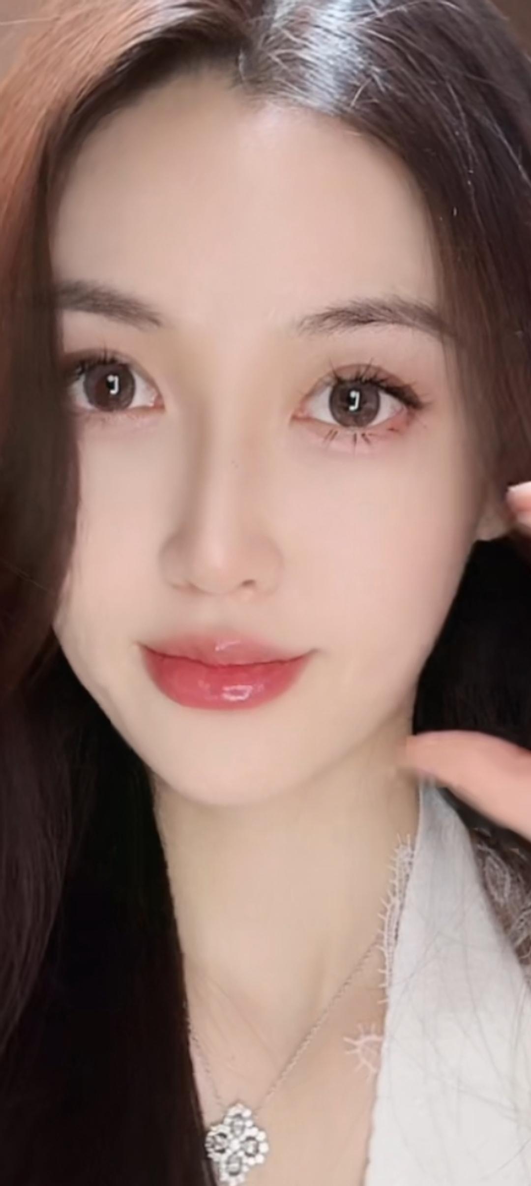 温柔甜美的少女，微笑如花绽放