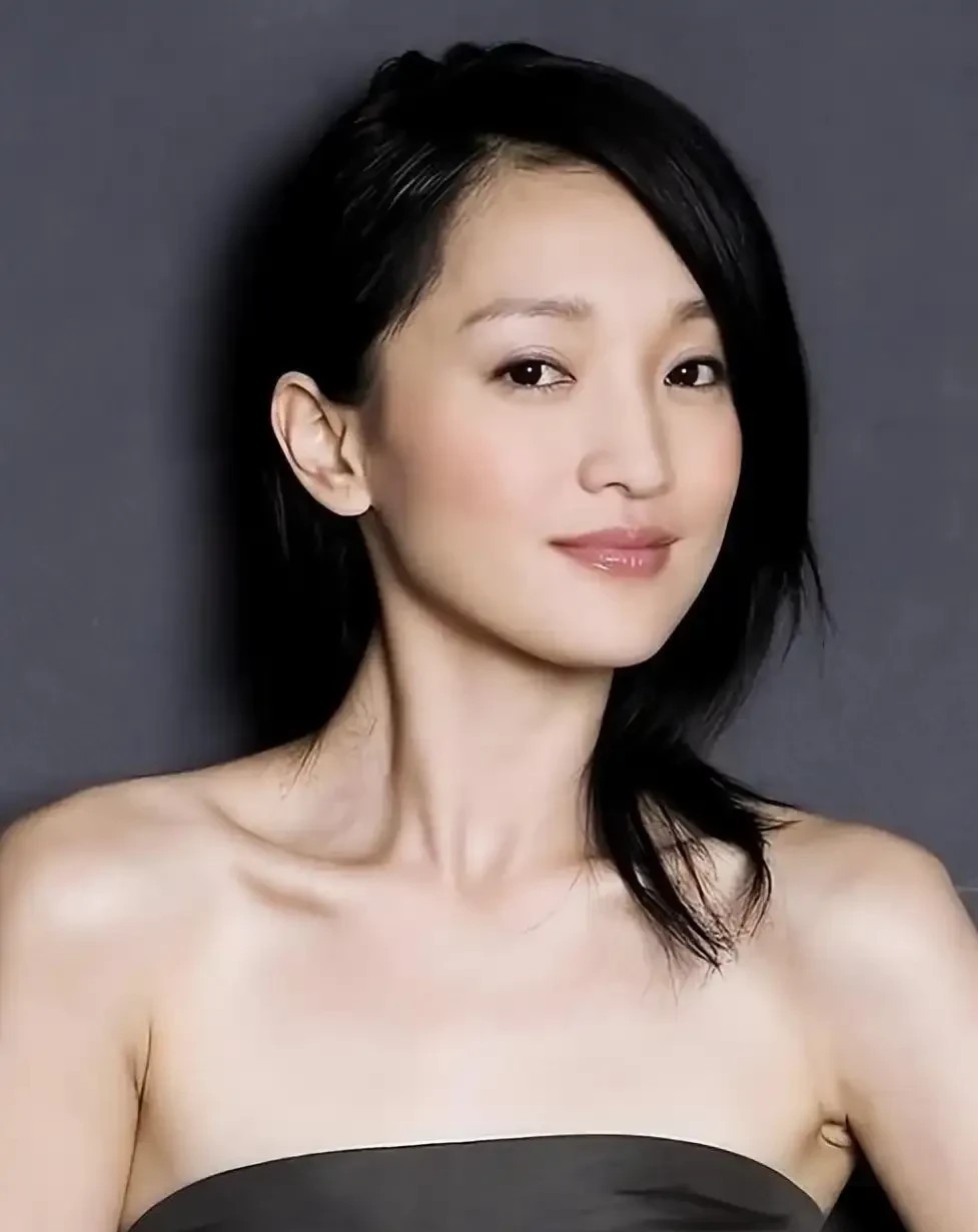周迅的前男友是李亚鹏，李亚鹏的前妻是王菲，王菲的现任是谢霆锋，谢霆锋