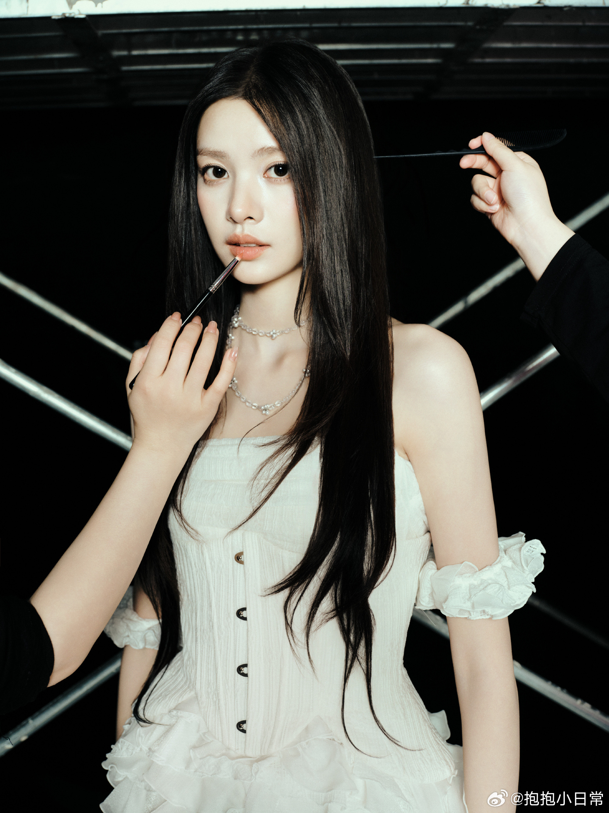 张艺上漂亮张艺上女团门面级美貌无美颜无滤镜的舞台镜头下，张艺上的颜值依旧在线，黑