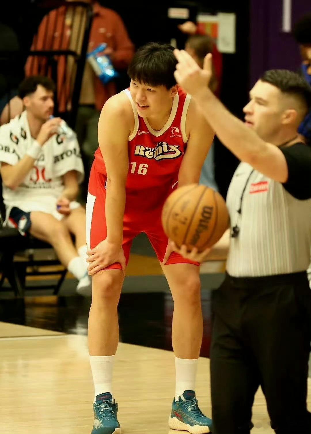 开拓者总经理夸奖杨瀚森：他几乎参与了全队所有进攻，进攻手段非常丰富，这是很多大个