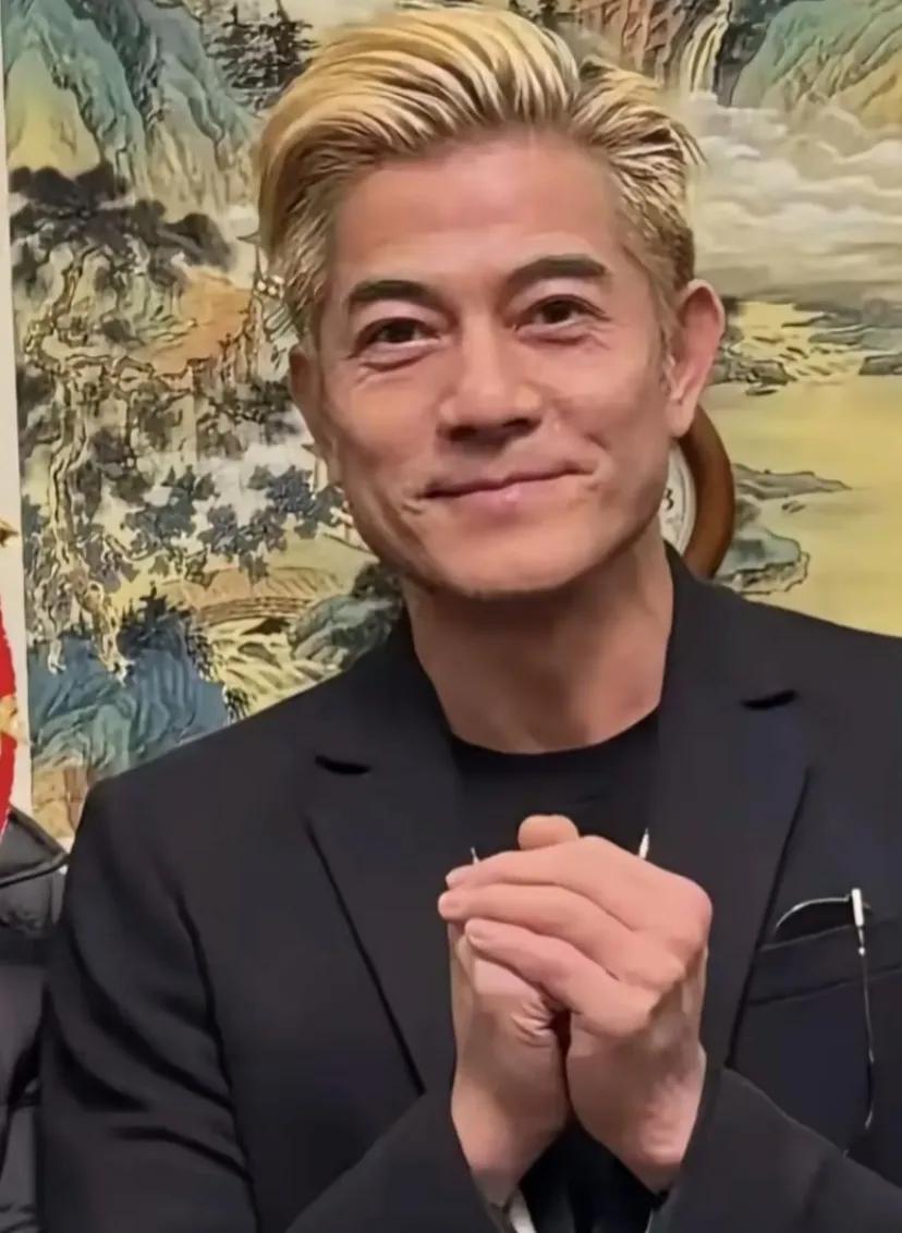 “相由心生”这话说得对，郭富城是真不一样了。以前他可是出了名的工作狂，一年