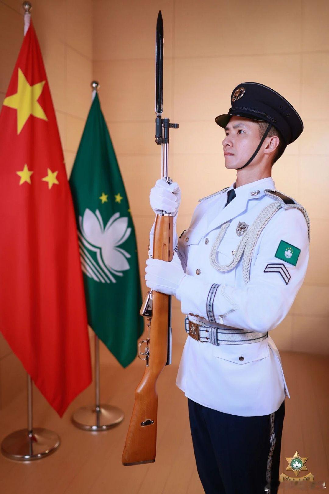 澳门治安警察局(澳门治安警)发布了该局三款礼仪专用枪​