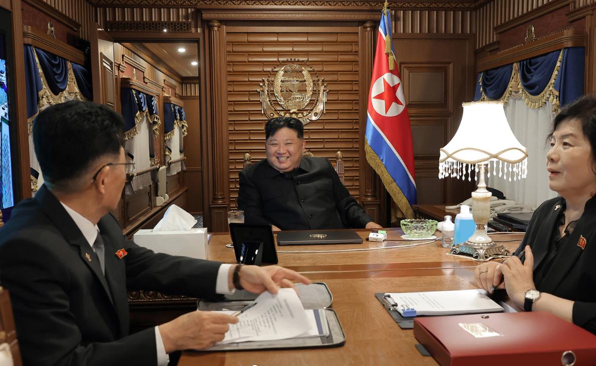朝鲜媒体曝光了金正恩乘坐专列照片，称金正恩专列今天凌晨已进入中国！只见他坐在火车