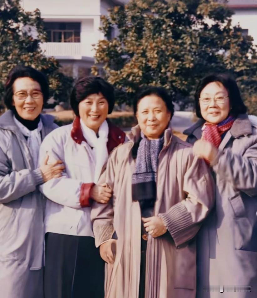 四位越剧宗师同框，自左到右，她们是“崔莺莺”、“祝英台”、“何文秀”、“梁山伯”
