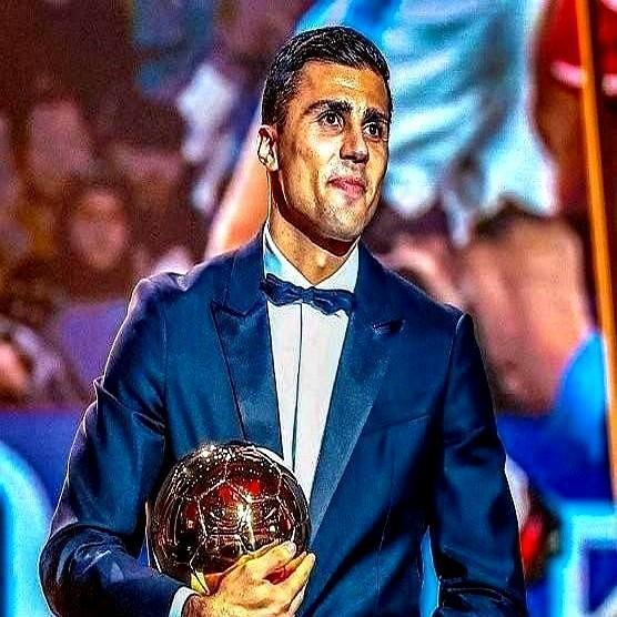 曼城这是下了血本！顶薪续约罗德里，就为防皇马挖墙脚。俱乐部已经启动谈判，目标