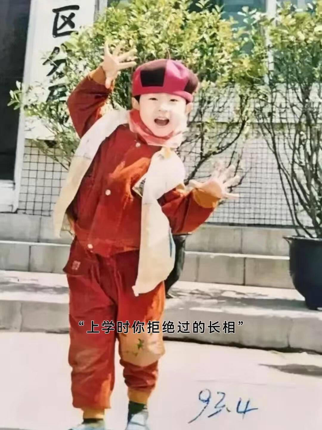 龙队小时候的长相也是看到了，眼神一点没变，马龙一直就是白白嫩嫩，干净清爽！马龙