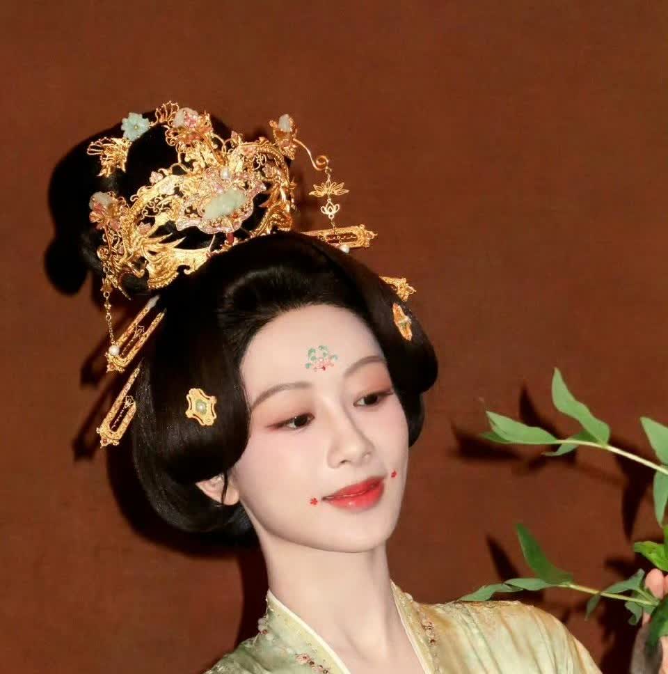 杨紫或今晚到达上海她来了她来了她带着《锦绣芳华》等作品走来了她有底气