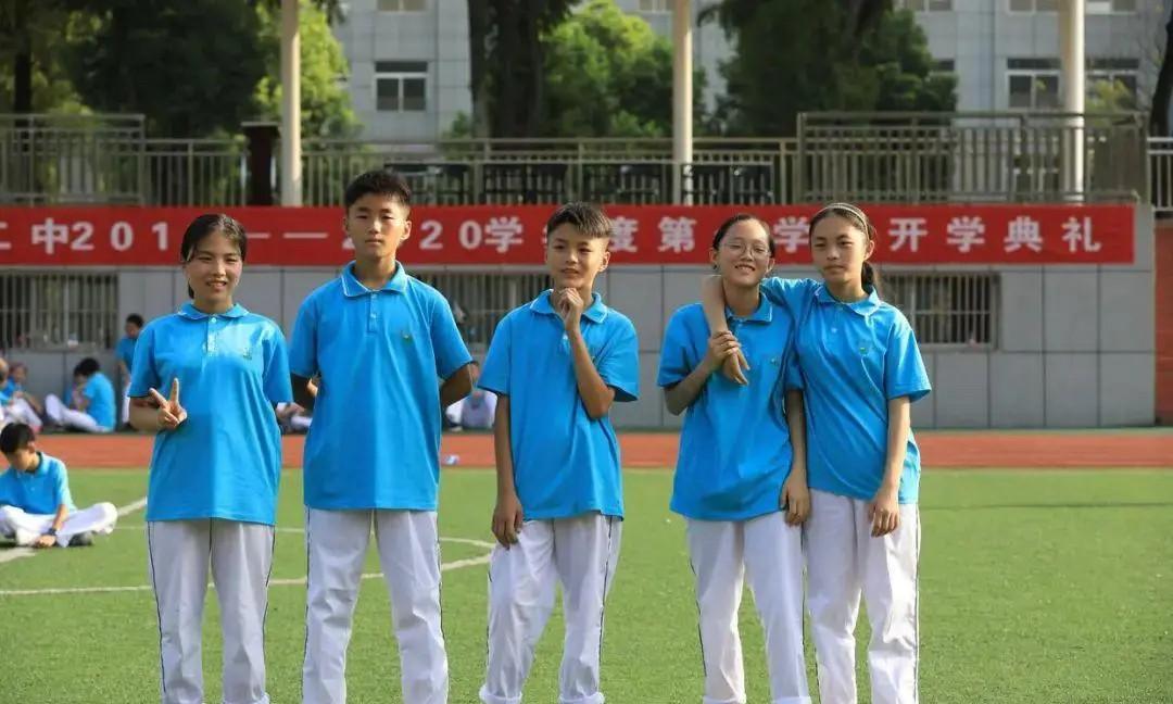 安徽首例五胞胎参加高考啦[呲牙笑]五胞胎分别在安庆九中（3人）和石化一中（2人）